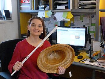 Mit Zollstock und Computer erfolgt die Inventarisierung im Deutschen Korbmuseum in Michelau. Trotz Corona-Krise hat Museumsleiterin Ariane Schmiedmann zurzeit jede Menge zu tun.Klaus Gagel