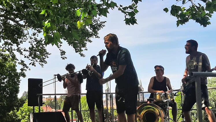 LaBrassBanda am Mittwochnachmittag auf dem Spezial-Keller. Foto: Tobias Schneider