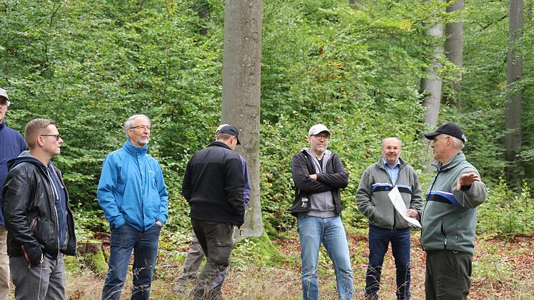 Zusammen mit dem Gemeinderat liefen Bernhard Zürner vom Amt für Ernährung, Landwirtschaft und Forsten Bad Neustadt (AELF) und Revierleiter Wolfgang Kuhlmann einige Bestände im Euerdorfer Wald an. Hilmar Ruppert