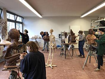 Der Praxisunterricht an der Berufsfachschule für Holzbildhauer in  Bischofsheim konnte wieder aufgenommen werden. Ein offener Brief der  Schüler an das Kultusministerium ermöglichte eine differenzierte  Betrachtung von kunsthandwerklichen Berufsfachschulen. Foto: Michaela Heigl