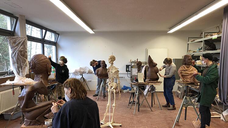 Der Praxisunterricht an der Berufsfachschule für Holzbildhauer in  Bischofsheim konnte wieder aufgenommen werden. Ein offener Brief der  Schüler an das Kultusministerium ermöglichte eine differenzierte  Betrachtung von kunsthandwerklichen Berufsfachschulen. Foto: Michaela Heigl