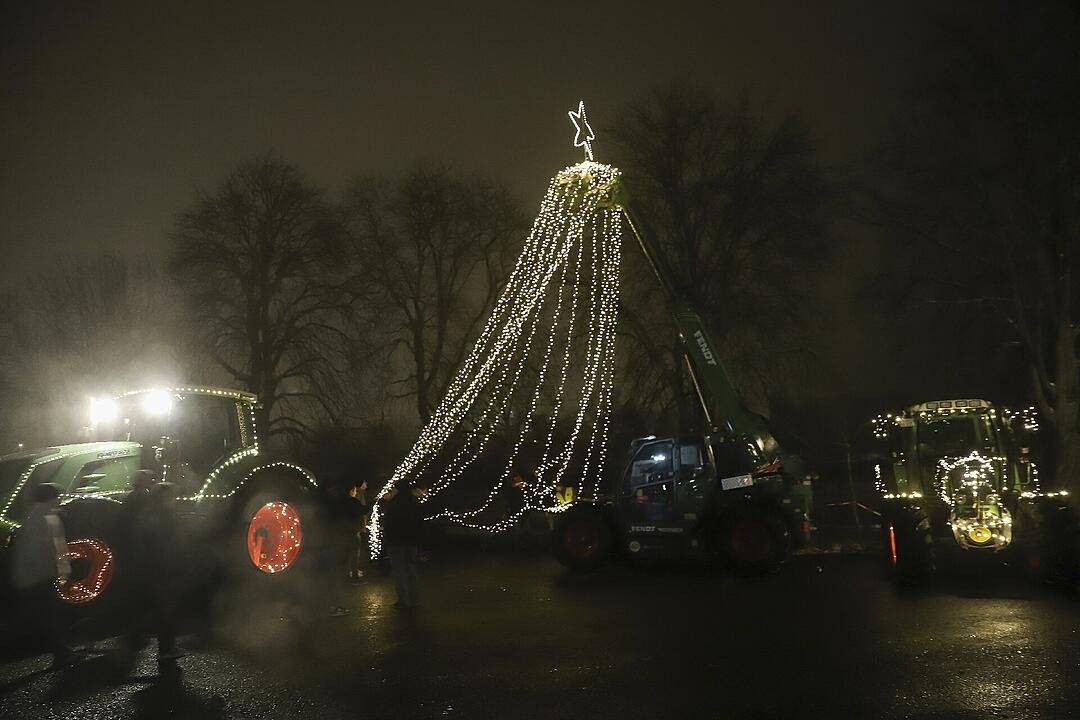 In Kulmbach durfte die beliebte Lichterfahrt der Traktoren stattfinden.