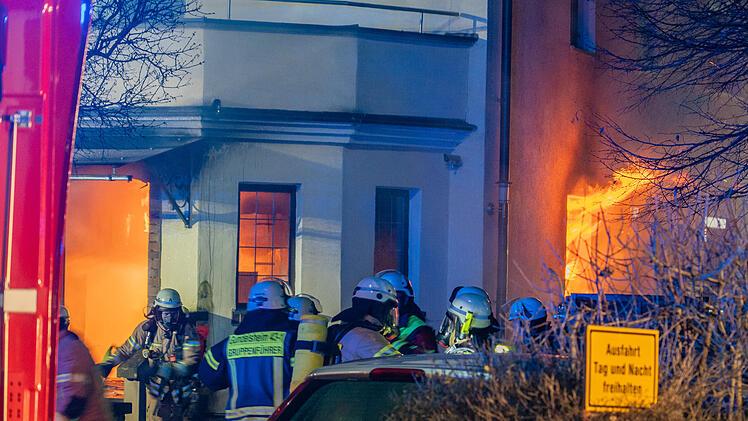 Flammen lodern aus Asylunterkunft im Landkreis Bamberg