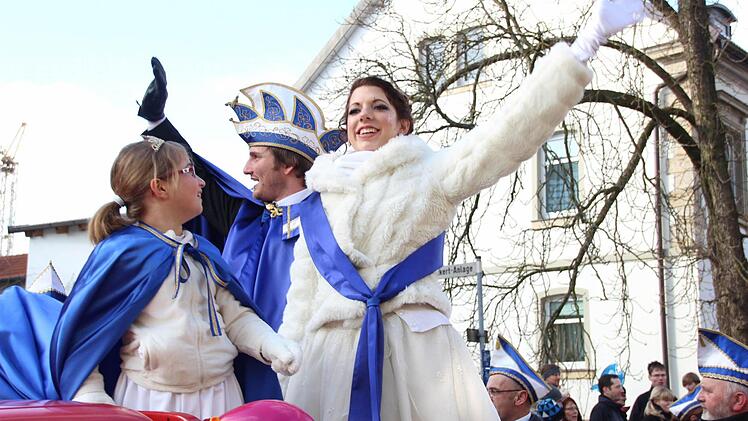 Das Prinzenpaar Eilleen I. und Benjamin I. mit der Kinderprinzessin Verena I.