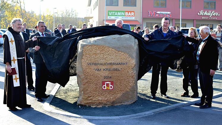 Bauarbeiten offiziell abgeschlossen: Die geladenen Gäste enthüllen den Gedenkstein am Fachmarktzentrum Altenkunstadt. Foto: Dieter Radziej