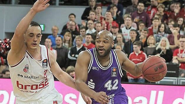 Karsten Tadda (l.) hat am Sonntag G&ouml;ttingens Spielmacher Khalid El-Amin die Grenzen aufgezeigt. Heute ist er gegen Dijons Erving Walker gefordert, die Topleistung zu wiederholen. Foto: sportpress