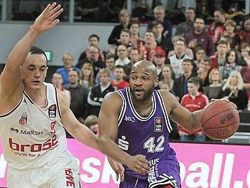 Karsten Tadda (l.) hat am Sonntag G&ouml;ttingens Spielmacher Khalid El-Amin die Grenzen aufgezeigt. Heute ist er gegen Dijons Erving Walker gefordert, die Topleistung zu wiederholen. Foto: sportpress
