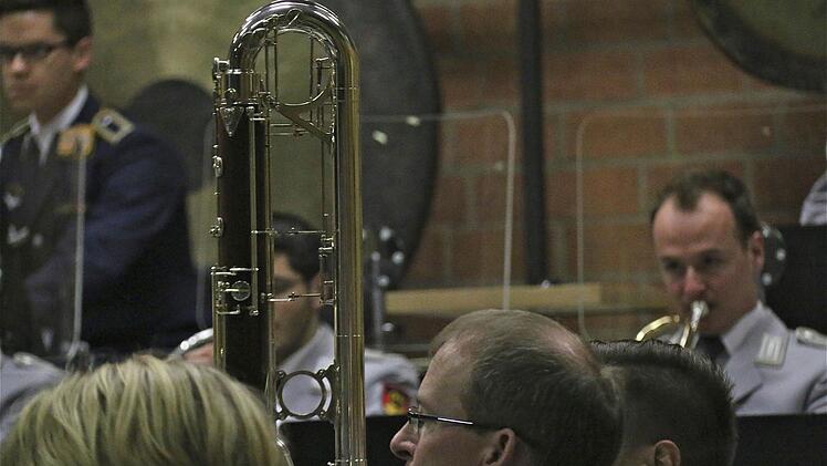 Das Ausbildungs-Musikkorps der Bundeswehr gab in der Erthalhalle ein Benefizkonzert.  Foto: Gerd Schaar
