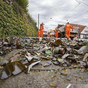 Nürnberg: Getränkelaster verliert in Kurve mehrere Bierkisten
