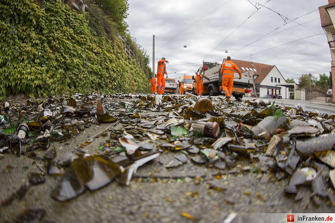 Nürnberg: Getränkelaster verliert in Kurve mehrere Bierkisten