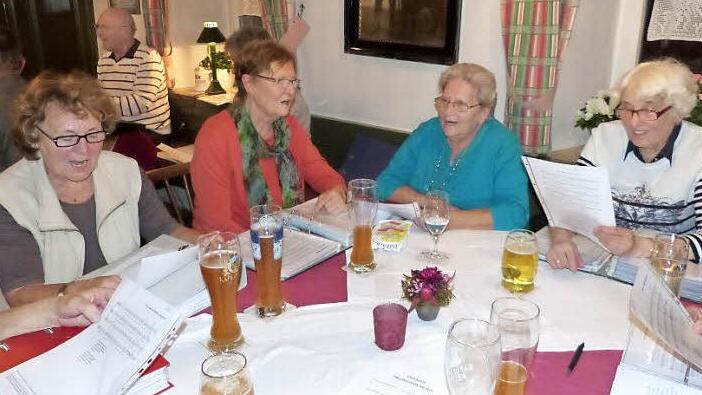 Kräftig wurde mitgesungen zum Abschluss der Kupferberger Kerwa. Gerne waren alle musikalisch unterwegs, ob im Frankenwald, dem Fichtelgebirge oder auf dem Rennsteig.  Foto: Klaus-Peter Wulf