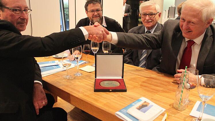 Das Händeschütteln ließen sich Klaus Krappmann (l.) und der eigens weit angereiste gratulierende Präsident des Bayerischen Schachbundes, Peter Eberl, nicht nehmen. Foto: Markus Häggberg