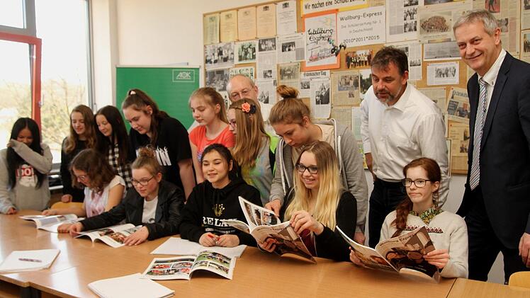 Das Redaktionsteam des "Wallburg-Express" wurde mit dem Sonderpreis der AOK auf Bundesebene ausgezeichnet; von rechts AOK-Direktor Frank Dünisch (rechts), Rektor Raimund Willert (Mitte) und der Leiter der "AG Schülerzeitung", Richard Künzel (links) freuten sich mit dem Team.  Foto: Günther Geiling