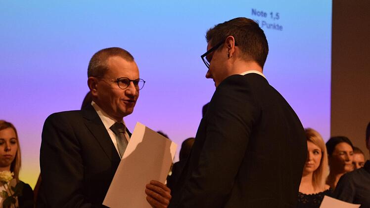 Siegmar Schnabel, Hauptgeschäftsführer der IHK zu Coburg, überreicht Florian Balke seine Ehrung als einer der besten Auszubildenden zum Kaufmann im Groß- und Außenhandel. Foto: Daniela Pondelicek