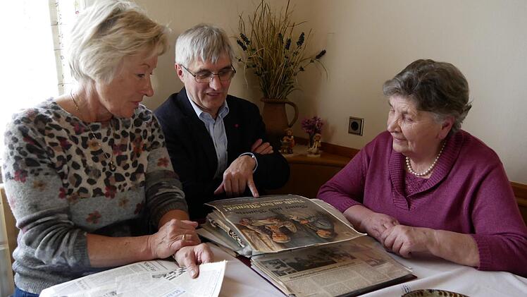 Sie blicken zurück und haben viel zu erzählen (von links): Kreisbäuerin Heidi Bauersachs, der Geschäftsführer des BBV, Hans-Jürgen Rebelein, und Ehrenkreisbäuerin Hilde Scheler. Foto: Manja von Nida