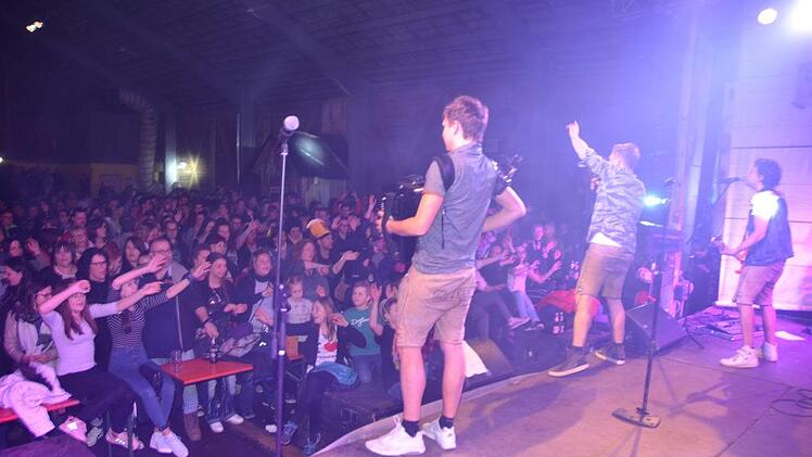 Die Dorfrocker brachten den Eichenbühler Hühnerstall erneut zum Beben und sorgten für einige Stunden für Hochstimmung mit Rock und Pop. Foto: Karl-Heinz Hofmann