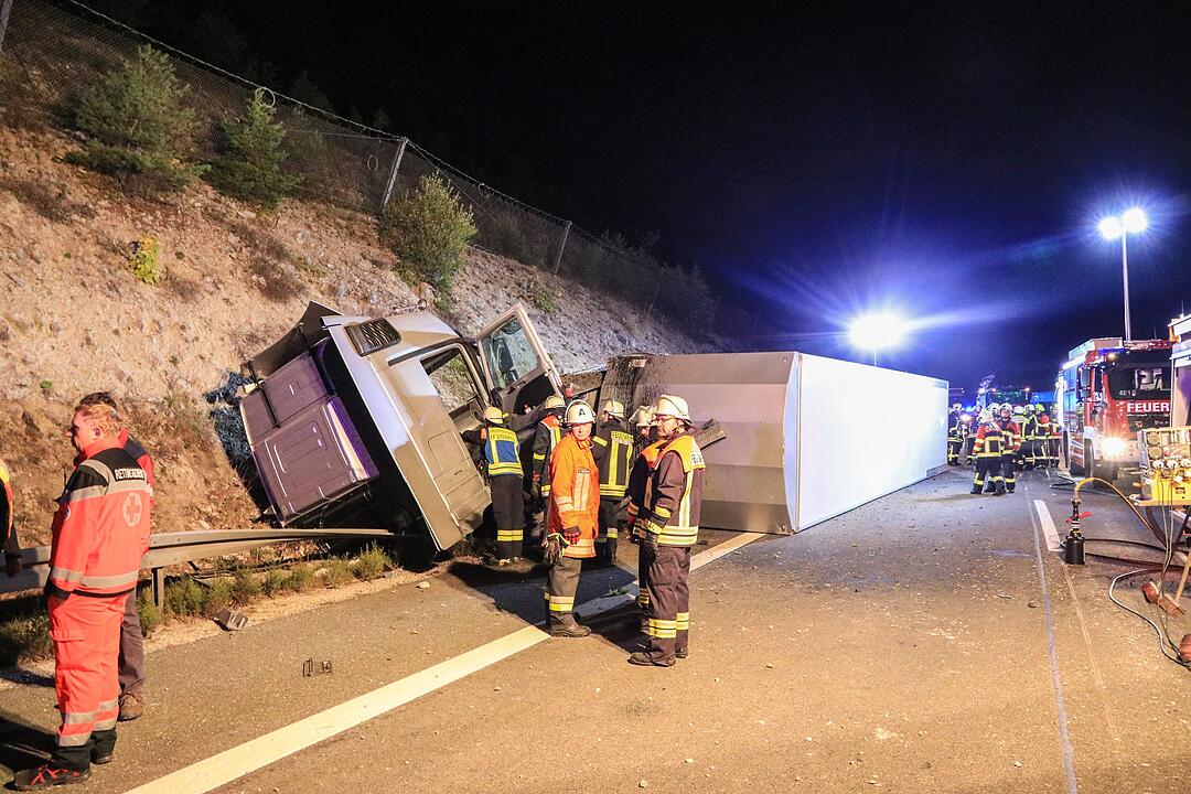 Gegen Felswand gekracht und aus Fahrzeug geschleudert