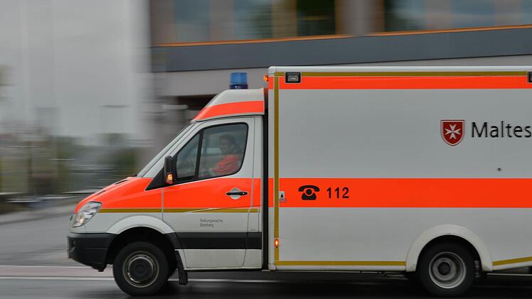 Wegen &uuml;berh&ouml;hter Geschwindigkeit prallte ein Fahranf&auml;nger am Montag in Ebern gegen ein Verkehrsschild. Der Unfall passierte beim Verlassen eines Kreisverkehrs. Symbolfoto: Ronald Rinklef