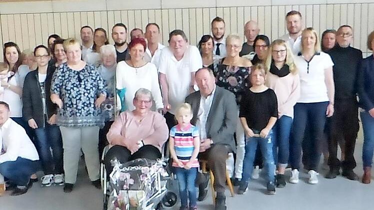 Unser Bild zeigt die Jubilarin Ursula Maier (vorne sitzend) mit Bürgermeister Alfred Kolenda im großen Kreise der Gratulanten.  Foto: Klaus-Peter Wulf