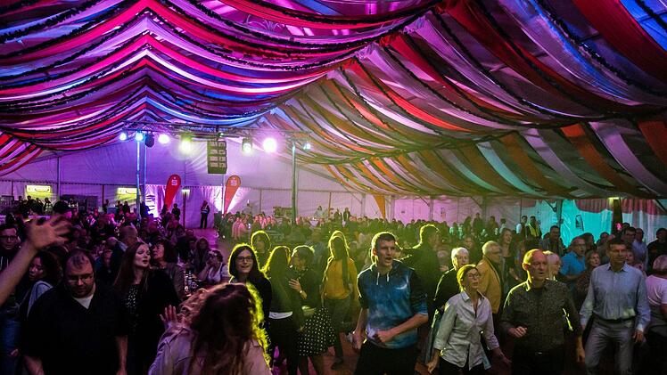 Das Publikum war begeistert: Impressionen von der Coburger Spider Murphy Party" auf dem Schlossplatz. Der Abend im Festzelt war eine Kooperation der Original Prinz Albert Blasmusik (OPA) mit dem Landestheater Coburg.Foto: Jochen Berger