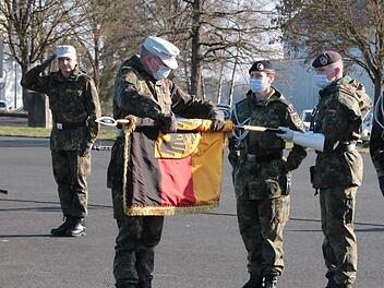 Mit dem Einrollen der Truppenfahne besiegelte Brigadegeneral Michael Matz symbolisch das Ende des Offizieranwärter-Bataillons 2. Foto: Ralf Ruppert