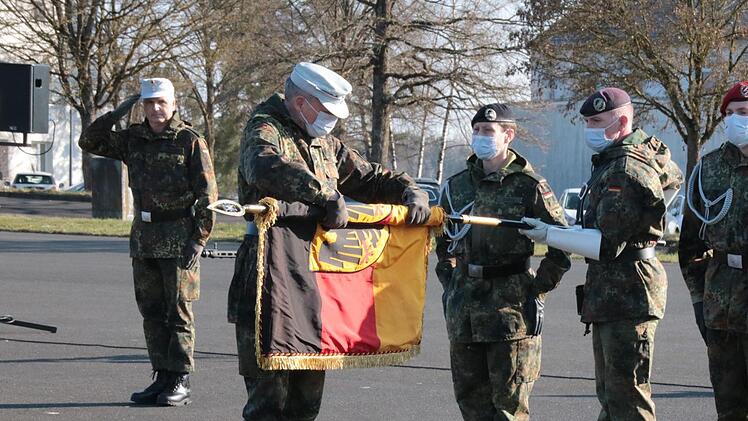 Mit dem Einrollen der Truppenfahne besiegelte Brigadegeneral Michael Matz symbolisch das Ende des Offizieranwärter-Bataillons 2. Foto: Ralf Ruppert