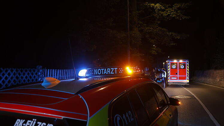 Radfahrer st&uuml;rzt und verletzt sich dabei schwer