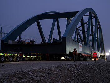 Einschub der Eisenbahnbrücke über die Autobahn A73