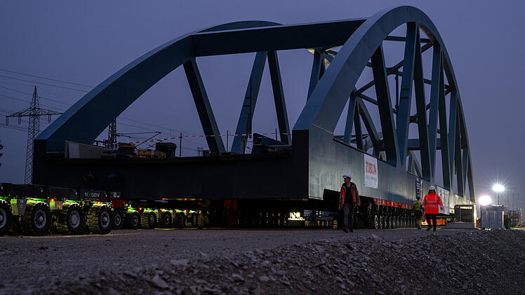 Einschub der Eisenbahnbrücke über die Autobahn A73