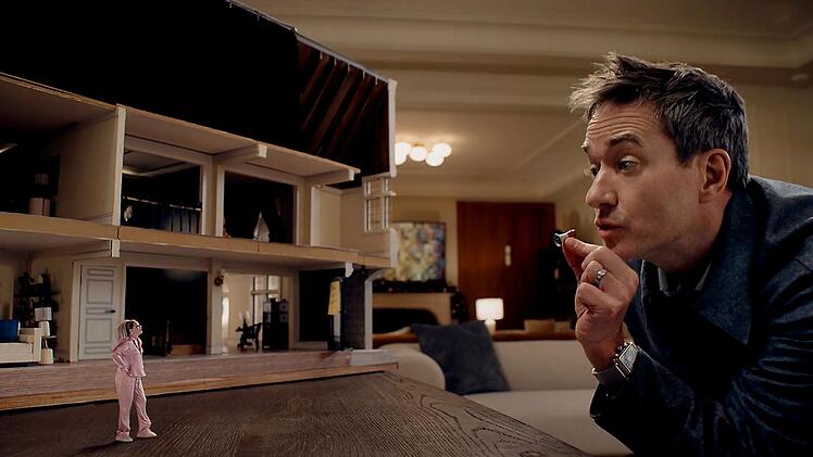 Les (Matthew Macfadyen) korrigiert die Machtverh&auml;ltnisse mit seiner Frau Lindy (Elizabeth Banks).