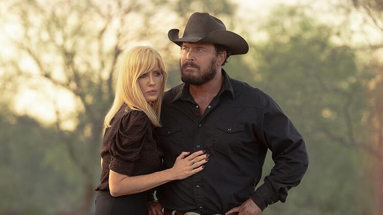 Eigentlich wollen Beth Dutton (Kelly Reilly) und Rip Wheeler (Cole Hauser) nur ein ruhiges Leben, dabei m&uuml;ssten sie wissen, dass eine Ranch daf&uuml;r ungeeignet ist.