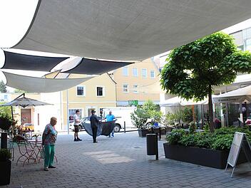 Rechtzeitig vor den ersten heißen Tagen wurden auf der Plaza am Höchstadter Vogelseck die Segel gesetzt.  Foto: Andreas Dorsch