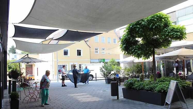 Rechtzeitig vor den ersten heißen Tagen wurden auf der Plaza am Höchstadter Vogelseck die Segel gesetzt.  Foto: Andreas Dorsch