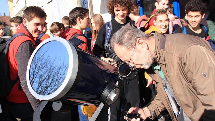 Alfred Förner wirft einen prüfenden Blick durchs schuleigene Spiegelteleskop.