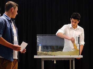 Tsunami-Riesenwelle im Aquarium zeigte diese Schülergruppe  Fotos: Gerd Schaar