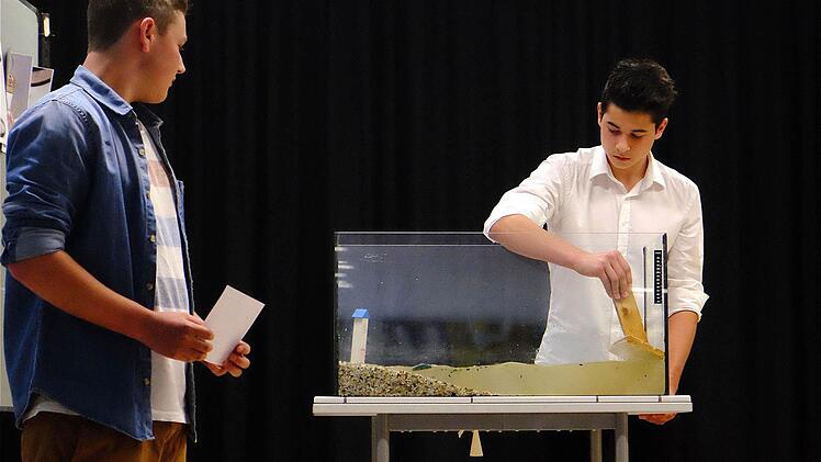 Tsunami-Riesenwelle im Aquarium zeigte diese Schülergruppe  Fotos: Gerd Schaar