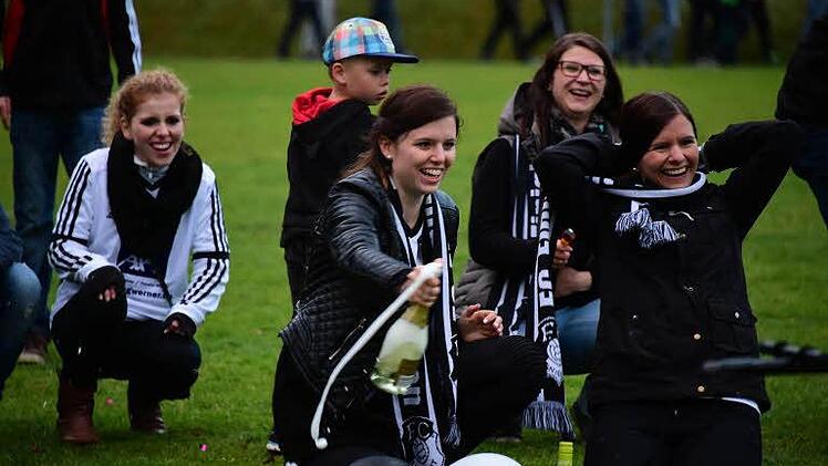 Der FC Rottershausen ist Kreisklassist nach einem dramatischen Sieg im Elfmeterschießen gegen den SV Niederlauer. Foto: Anders