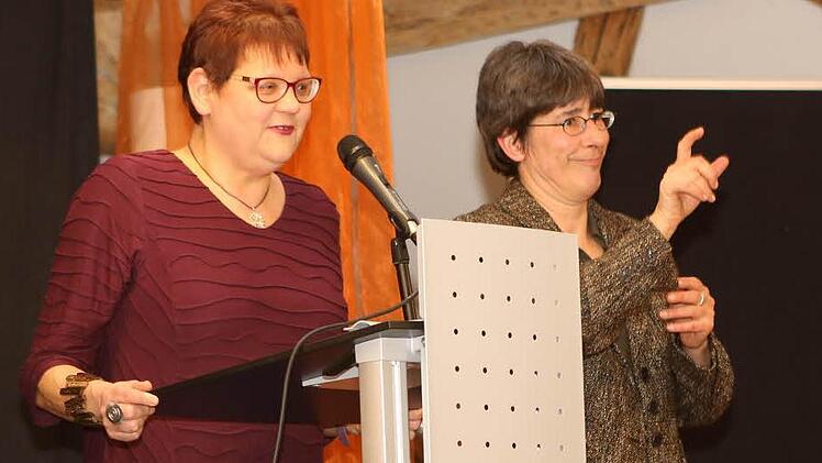 Büchereileiterin Christiane Weiß (links) bei ihrer Ansprache mit Gebärdendolmetscherin Evelyn Ueding