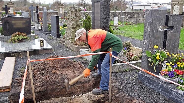 Die eigene Lebensgeschichte aktiv aufarbeiten: Werner Scharpf hat in den vergangenen Tagen eines der drei Gräber seiner Vorfahren auf dem Eberner Friedhof aufgelöst. Bei den Arbeiten hatten sich einige Menschen zu ihm als Gesprächspartner gesellt - an einem Ort der Begegnung.