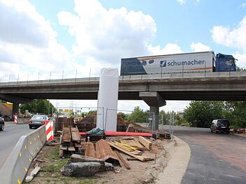 Ende Mai wird auf der Nürnberger Straße (links) ein Gerüst für die Arbeiten an der Autobahnbrücke aufgebaut. Der Verkehr wird dann durch den Bypass (rechts) umgeleitet. Foto: Ekkehard Roepert