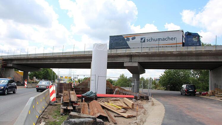 Ende Mai wird auf der Nürnberger Straße (links) ein Gerüst für die Arbeiten an der Autobahnbrücke aufgebaut. Der Verkehr wird dann durch den Bypass (rechts) umgeleitet. Foto: Ekkehard Roepert