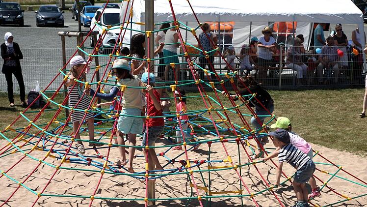 Die Kinder eroberten den Spielplatz in Windeseile. Foto: Richard Sänger