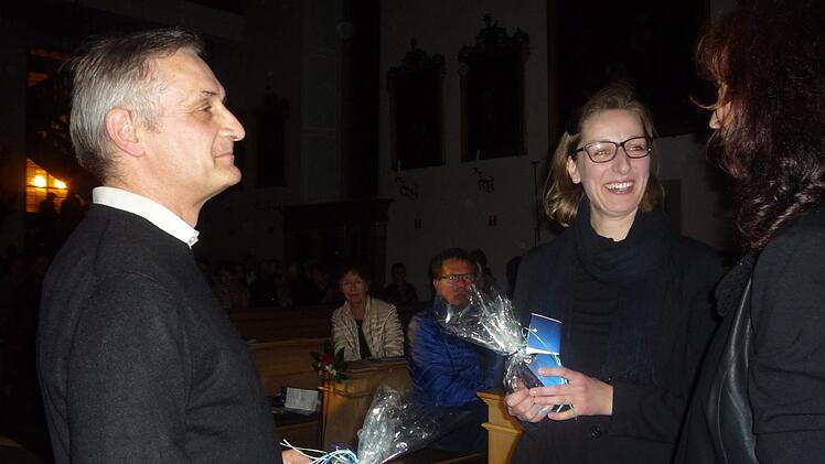M. Gosch und Ericht Staab erhalten nach ihrem gemeinsamen Konzert von E. Roppelt eine Erinnerungstasse an die Orgelnach