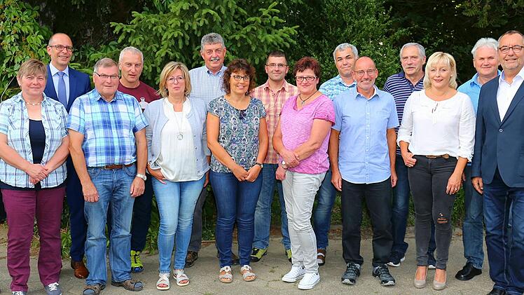 Die Geehrten der Stadt Bad Staffelstein mit B&uuml;rgermeister J&uuml;rgen Kohman (rechts) und Kreisvorsitzender des BRK Christian Mei&szlig;ner (Dritter von links) sowie stellvertretenden Kreisvorsitzende Rosemarie G&ouml;hring (links)