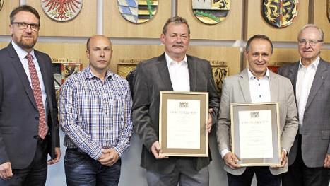 Die FWO zeichnete ihren Betriebsleiter Günter Rehlein (Mitte) für 25-jährige Betriebszugehörigkeit aus. Bereits vor 40 Jahren trat der Sachgebietsleiter Michael Rüger (Zweiter von rechts) seinen Dienst an. Mit im Bild (v.l.) Verbandsdirektor Markus Rauh, Personalratsvorsitzender Frank Blinzler und Verbandsvorsitzender Heinz Köhler Foto: Michael Wunder