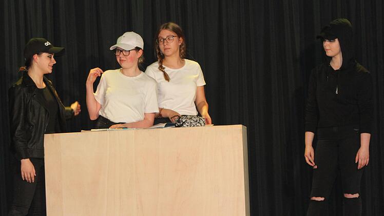 Die Gangster Big Jack und Little Billy, dargestellt von  Hannah Scheuring und Anna Muck, im Gespräch mit den beiden Kindern Jimmy (Nicola Mühlfelder) und Mary (Selina Vogel)