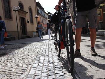 Am Bereich Kirchgasse/Bachstraße und Rathausplatz ereignete sich der Unfall. Symbolfoto: Benedikt Borst