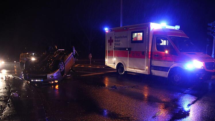 Unfall in F&uuml;rth am Freitagabend: Ein Wagen landete nach einem Zusammensto&szlig; auf dem Dach. Foto: NEWS5 / O&szlig;wald