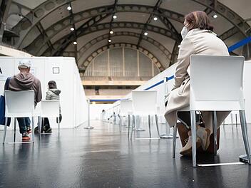 Warten auf den Impfstoff: In Berlin wird das Ende der Impf-Reihenfolge verkündet, doch auf dem Land kommt kein Impfstoff an, der die Berliner Beschlüsse mit Sinn erfüllen würde.  Foto: Sebastian Gollnow