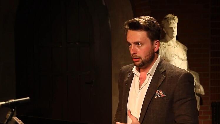 Der Bariton Daniel Carison  war einer der Interpreten in der aktuellen Folge Klassik am Sonntag, die ausschließlich dem komponierenden Coburger Herzog Ernst II. gewidmet war.Screenshot: Landestheater/Video Sylvain Guillot